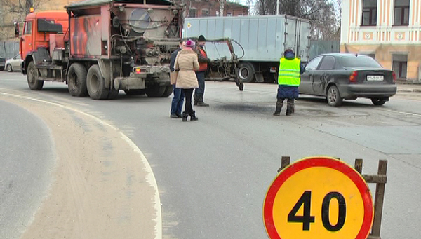 В Твери для аварийно-ямочного ремонта дорог начала применяться установка «Магнум»