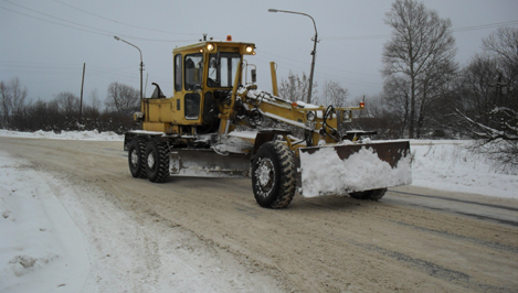 Около 300 единиц техники работает в снегопад на региональных автодорогах Тверской области 