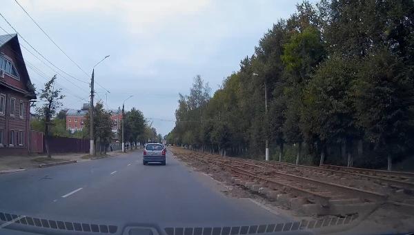В Твери снимают трамвайные рельсы на улице Спартака 