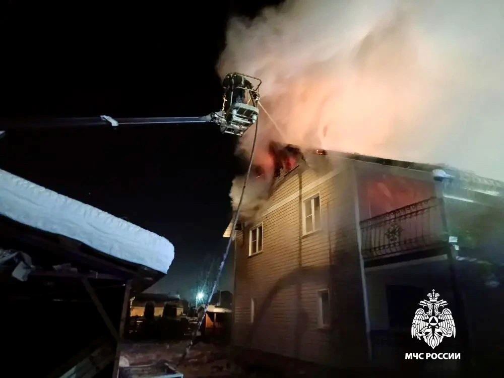 Второй этаж жилого дома сгорел в Ржеве 