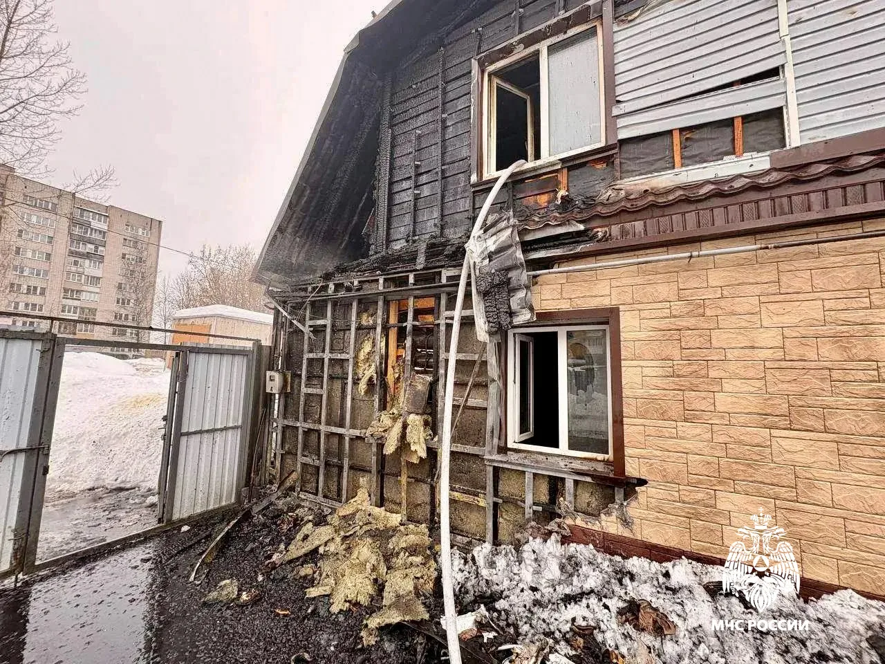 Сход снега с крыши стал причиной пожара в Твери Фото: ГУ МЧС по Тверской области