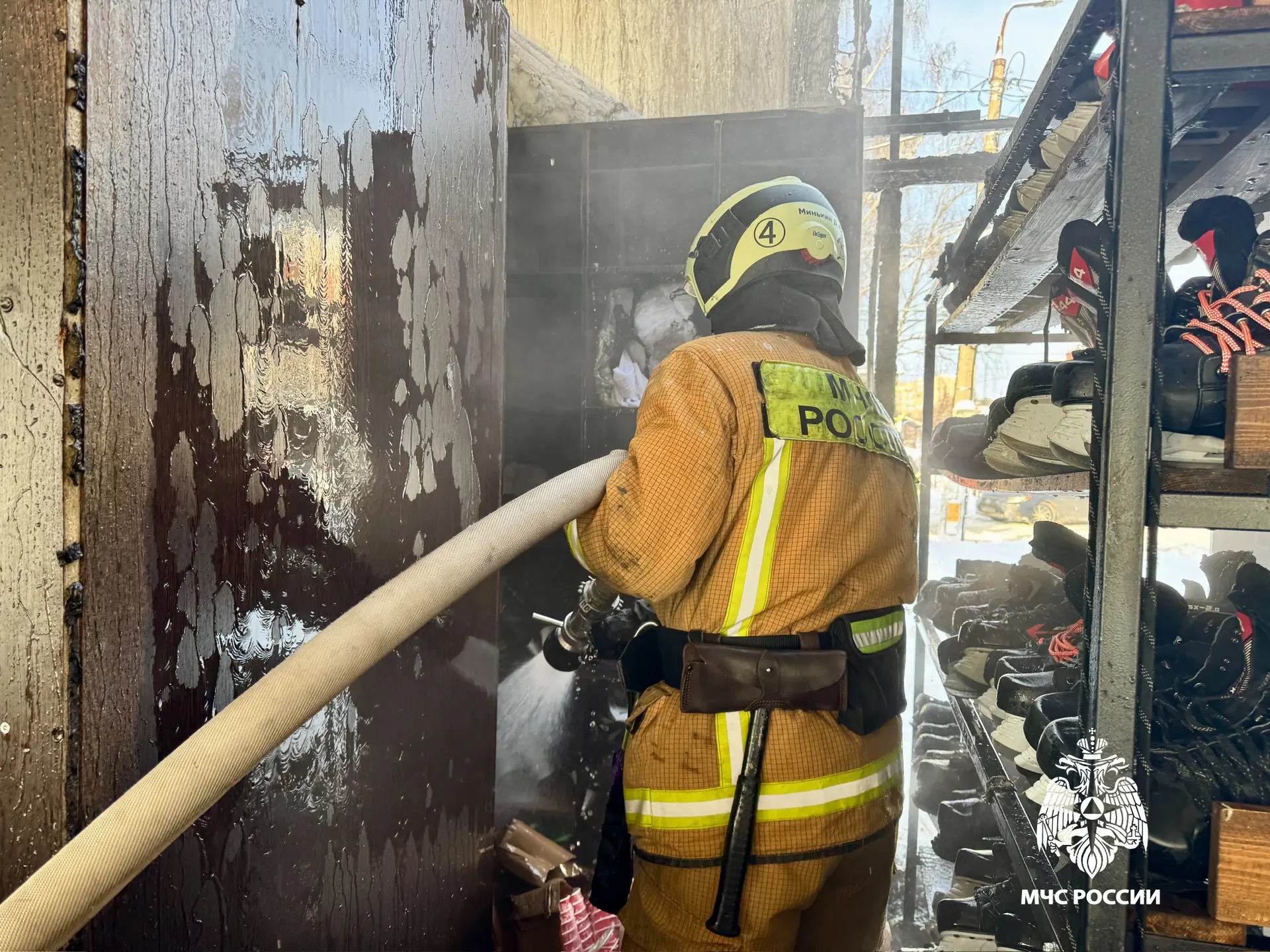 Помещение проката коньков загорелось в Твери 