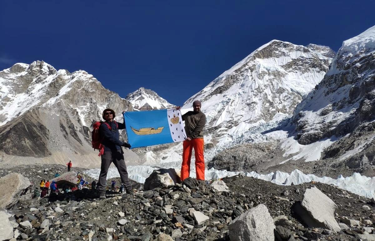 Ноябрь. Уроженец Вышнего Волочка развернул в горах Непала флаг родного города