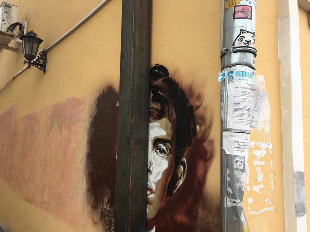 Август 2020. В Твери закрыли забором граффити с портретом Осипа Мандельштама