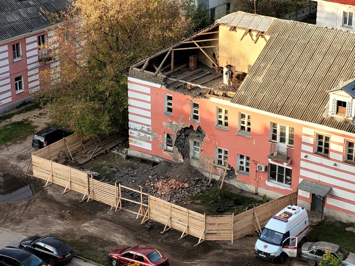 Октябрь. Аварийный дом на улице Ротмистрова в Твери решили не расселять, а ремонтировать. Там продолжают проживать люди