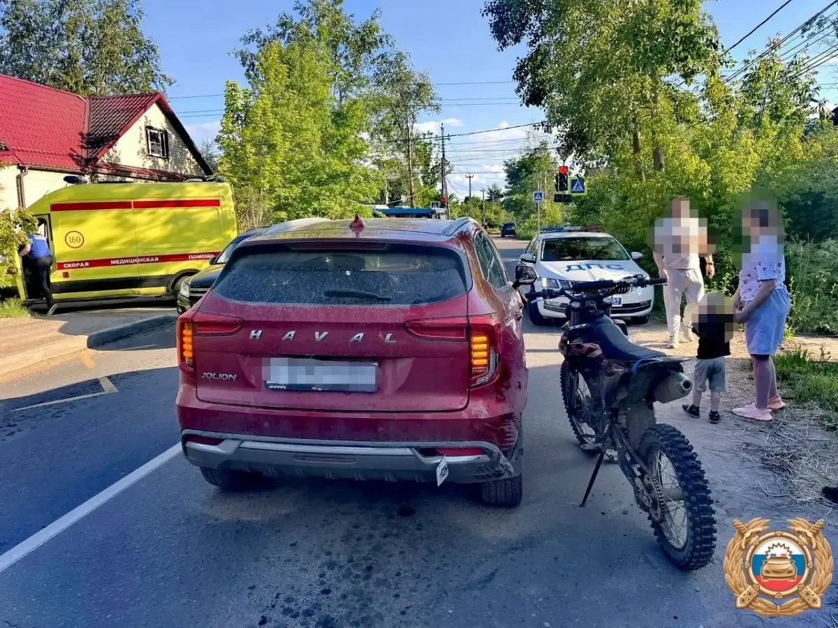 В Твери подросток на мотоцикле въехал в остановившуюся машину Фото: ГАИ