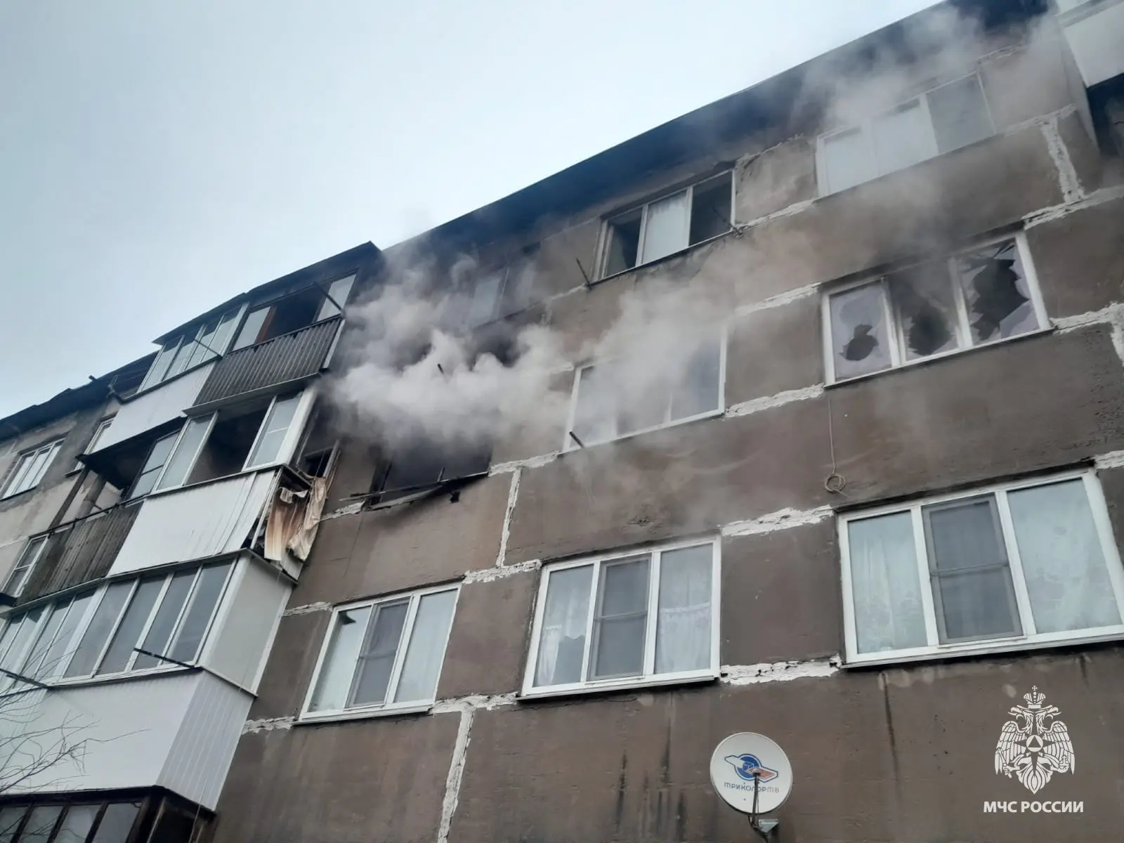 Двух человек спасли на пожаре в многоквартирном доме под Тверью 