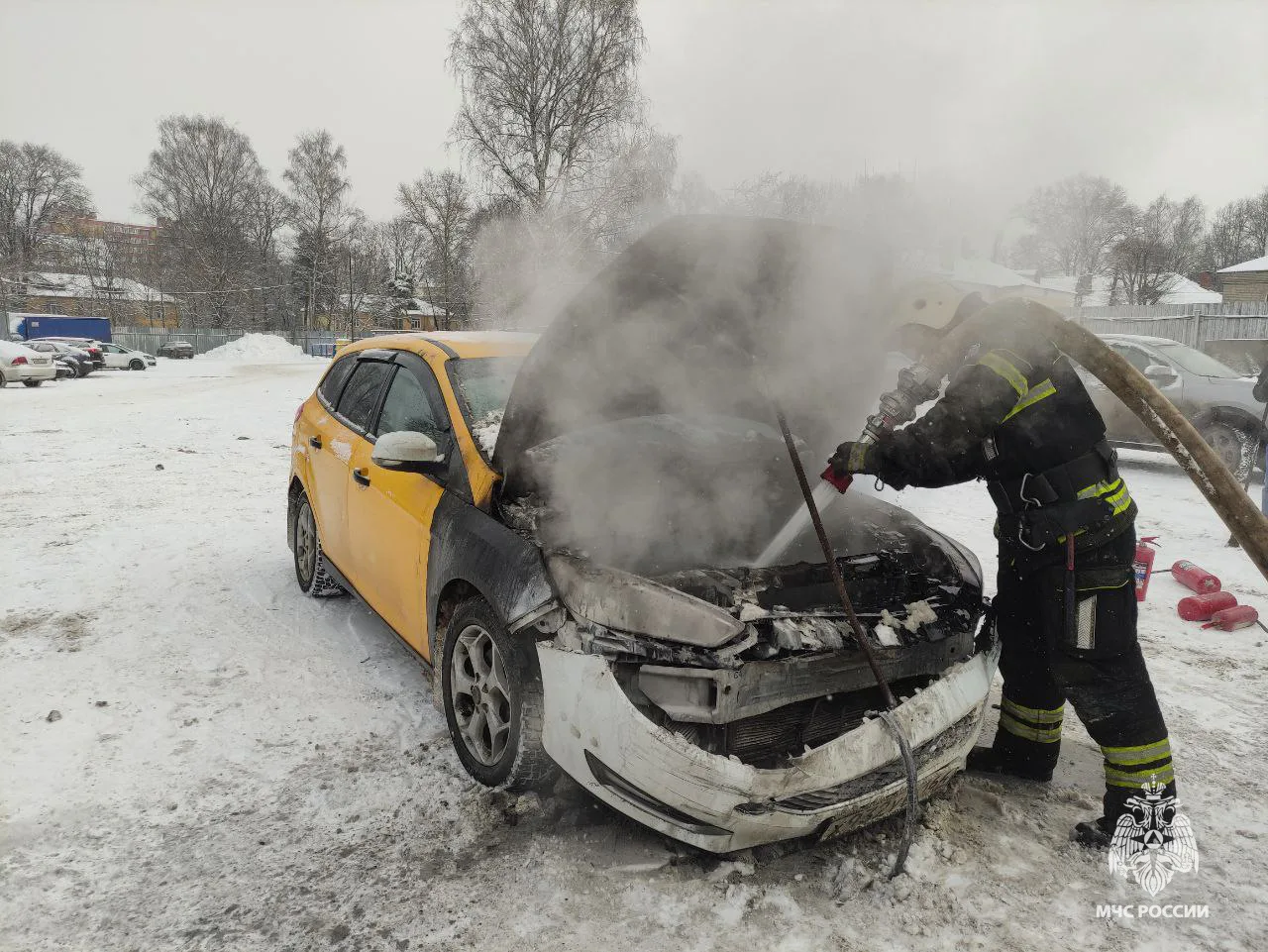В Твери загорелся легковой автомобиль Фото, видео: ГУ МЧС по Тверской области