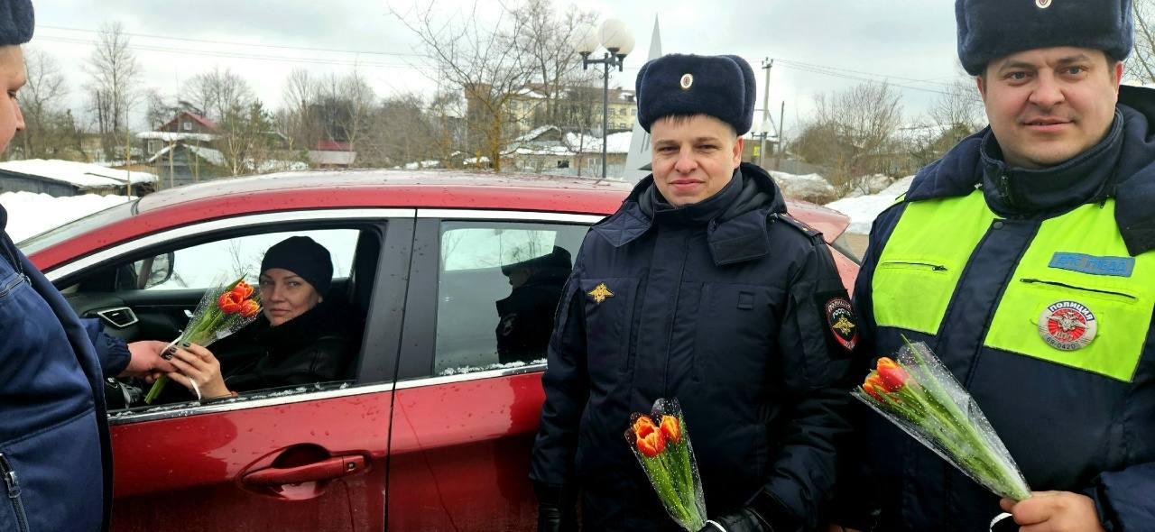 В Тверской области женщин за рулем поздравили цветами 