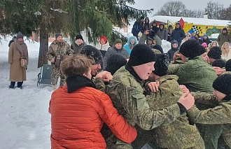 В Твери на Масленицу бились стенка на стенку и лазили за подарками на столб - новости Афанасий